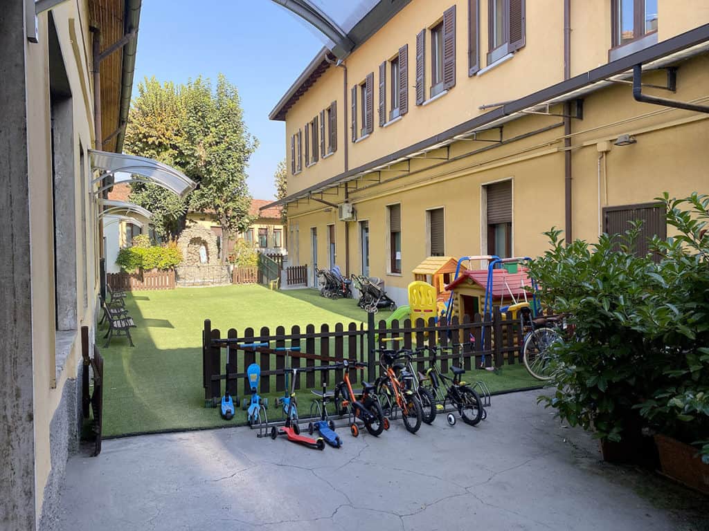 Giardino eserno della scuola dell'infanzia naviglio a Milano