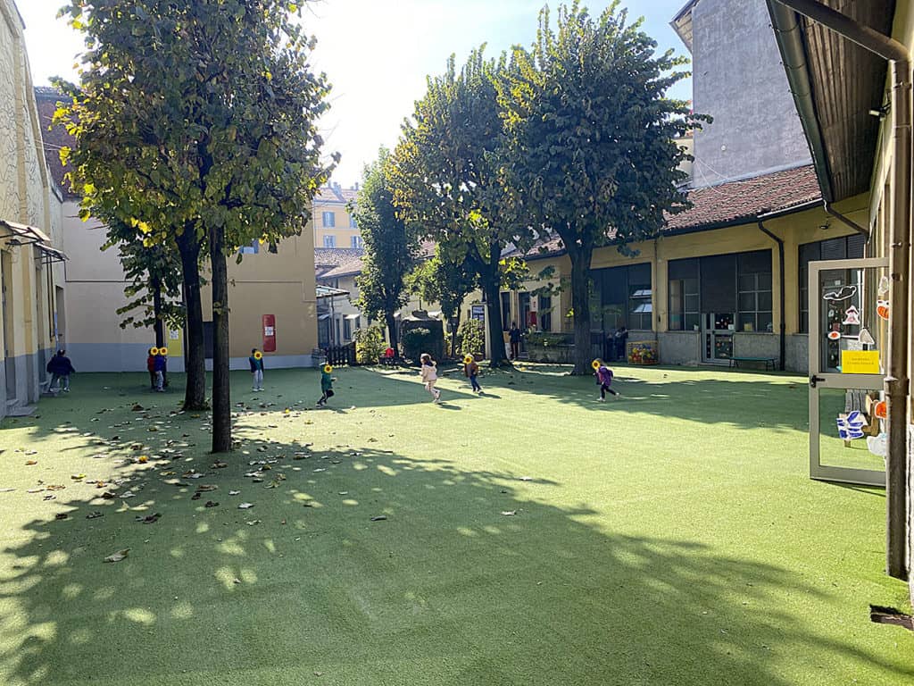 Giardino eserno della scuola dell'infanzia naviglio a Milano